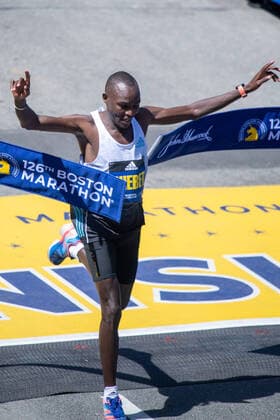 Sport Themen der Woche KW16 Sport Bilder des Tages BOSTON, MA - APRIL 18: Evans Chebet of Kenya breaks the tape of the finish line of the Boston Marathon on April 18, 2022 on Boylston Street in Boston, MA. Chebet finished in first place with a time of 02:06:51. (Photo by Erica Denhoff Icon Sportswire) MARATHON: APR 18 126th Boston Marathon Icon22041813