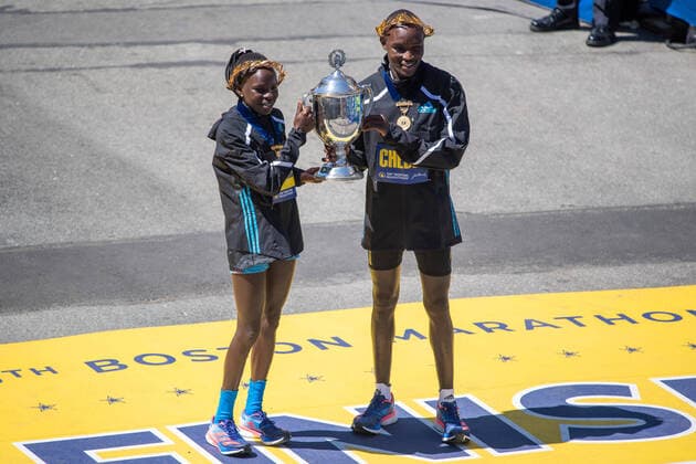 Bilder des Jahres 2022, Sport 04 April Sport Themen der Woche KW16 Sport Bilder des Tages BOSTON, MA - APRIL 18: Peres Jepchirchir (left) of Kenya, the winner of the women s professional division of the Boston Marathon, and Evans Chebet (right) of Kenya, the winner of the men s professional division of the Boston Marathon, pose with the trophy on April 18, 2022 on Boylston Street in Boston, MA. Jepchirchir finished with a time of 2:21:01 and Chebet finished with a time of 2:06:51. (Photo by Erica Denhoff Icon Sportswire) MARATHON: APR 18 126th Boston Marathon Icon22041828