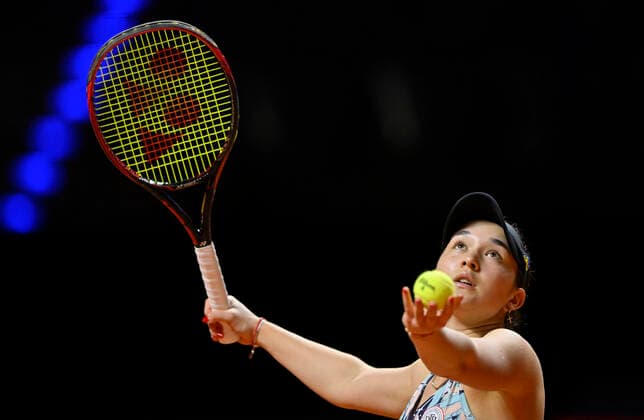 Eva Lys GER Aktion Aufschlag Aktion Tennis Damen Porsche-Cup Porsche Tennis Grand Prix GP Stuttgart 2022 Porsche Arena 19.04.2022 DFL REGULATIONS PROHIBIT ANY USE OF PHOTOGRAPHS AS IMAGE SEQUENCES AND OR QUASI-VIDEO Porsche Tennis Grand Prix GP Stuttgart 2022
