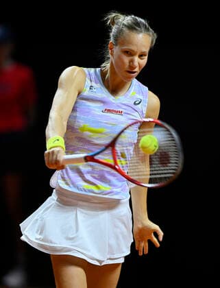Viktorija Golubic SUI Aktion Tennis Damen Porsche-Cup Porsche Tennis Grand Prix GP Stuttgart 2022 Porsche Arena 19.04.2022 DFL REGULATIONS PROHIBIT ANY USE OF PHOTOGRAPHS AS IMAGE SEQUENCES AND OR QUASI-VIDEO Porsche Tennis Grand Prix GP Stuttgart 2022