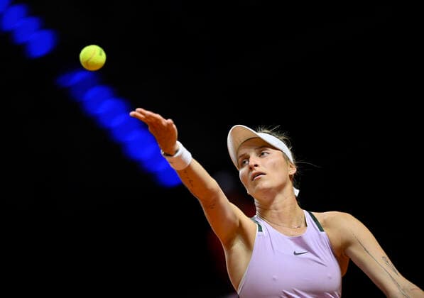 Marketa Vondrousova CZE Aufschlag Aktion Tennis Damen Porsche-Cup Porsche Tennis Grand Prix GP Stuttgart 2022 Porsche Arena 19.04.2022 DFL REGULATIONS PROHIBIT ANY USE OF PHOTOGRAPHS AS IMAGE SEQUENCES AND OR QUASI-VIDEO Porsche Tennis Grand Prix GP Stuttgart 2022