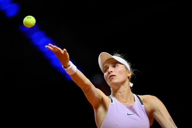 Sport Bilder des Tages Marketa Vondrousova CZE Aufschlag Aktion Tennis Damen Porsche-Cup Porsche Tennis Grand Prix GP Stuttgart 2022 Porsche Arena 19.04.2022 DFL REGULATIONS PROHIBIT ANY USE OF PHOTOGRAPHS AS IMAGE SEQUENCES AND OR QUASI-VIDEO Porsche Tennis Grand Prix GP Stuttgart 2022