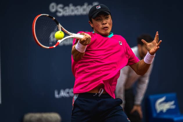 April 19, 2022, Barcelona, Catalonia, Spain: BRANDON NAKASHIMA (USA) returns the ball to Casper Ruud (NOR) during round 1 of the Barcelona Open Banc Sabadell 2022. Ruud wins 6:3, 6:2. Barcelona Spain - ZUMAo105 20220419_zap_o105_016 Copyright: xMatthiasxOesterlex