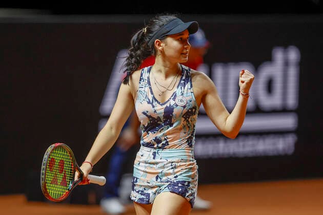 Eva Lys macht die Faust und jubelt, Jubel, Freude, Emotion, von oben Tennis - Porsche Tennis Grand Prix 2022 - WTA, Tennis Damen - Porsche-Arena - Stuttgart - - Germany - 19 April 2022. Copyright: xJuergenxHasenkopfx