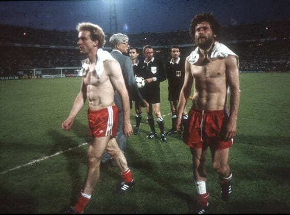 Europapokal - Finale 1982 Aston Villa - FC Bayern Muenchen 1:0 26.05.1982 Karl-Heinz Rummenigge und Paul Breitner (rechts) gehen enttäuscht vom Platz *** European Cup Final 1982 Aston Villa FC Bayern Muenchen 1 0 26 05 1982 Karl Heinz Rummenigge and Paul Breitner on the right walk off the pitch in disappointment HM