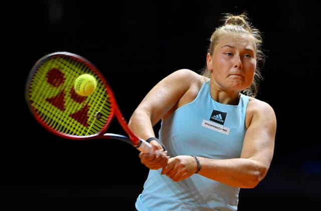 Nastasja Schunk GER Aktion Tennis Damen Porsche-Cup Porsche Tennis Grand Prix GP Stuttgart 2022 Porsche Arena 19.04.2022 DFL REGULATIONS PROHIBIT ANY USE OF PHOTOGRAPHS AS IMAGE SEQUENCES AND OR QUASI-VIDEO Porsche Tennis Grand Prix GP Stuttgart 2022