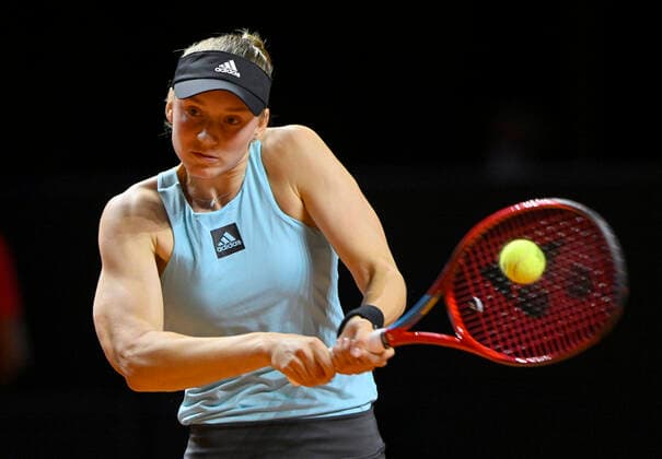 Elena Rybakina KAZ Aktion Tennis Damen Porsche-Cup Porsche Tennis Grand Prix GP Stuttgart 2022 Porsche Arena 19.04.2022 DFL REGULATIONS PROHIBIT ANY USE OF PHOTOGRAPHS AS IMAGE SEQUENCES AND OR QUASI-VIDEO Porsche Tennis Grand Prix GP Stuttgart 2022