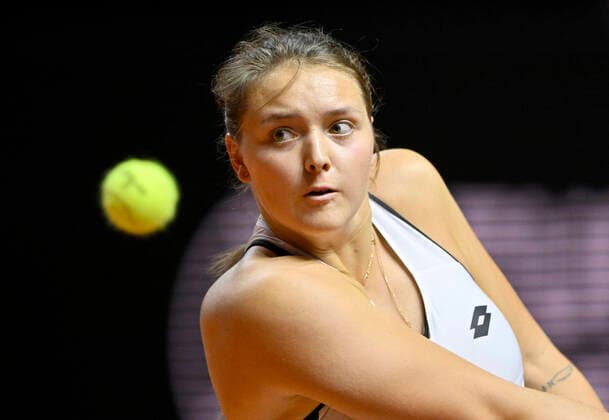 Jule Niemeier GER Aktion Tennis Damen Porsche-Cup Porsche Tennis Grand Prix GP Stuttgart 2022 Porsche Arena 19.04.2022 DFL REGULATIONS PROHIBIT ANY USE OF PHOTOGRAPHS AS IMAGE SEQUENCES AND OR QUASI-VIDEO Porsche Tennis Grand Prix GP Stuttgart 2022