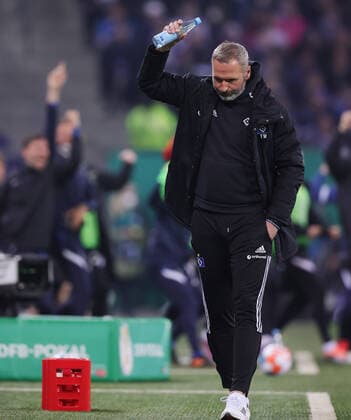 Sport Themen der Woche KW16 Sport Bilder des Tages DFB-Pokal Saison 2021-2022 Halbfinale 19.04.2022 Hamburger SV - SC Freiburg im Volksparkstadion Trainer Tim Walter (Hamburger SV) erlebt das 0-1 DFB REGULATIONS PROHIBIT ANY USE OF PHOTOGRAPHS AS IMAGE SEQUENCES AND OR QUASI-VIDEO Foto: Michael Schwarz *** DFB Pokal Saison 2021 2022 Halbfinale 19 04 2022 Hamburger SV SC Freiburg im Volksparkstadion Trainer Tim Walter Hamburger SV experiences the 0 1 DFB REGULATIONS PROHIBIT ANY USE OF PHOTOGRAPHS AS IMAGE SEQUENCES AND OR QUASI VIDEO Foto Michael Schwarz