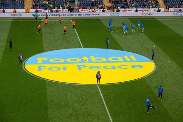 April 19, 2022: Fenerbahce and Shakhtar Donetsk faced each other in a friendly match to draw attention to the war in Ukraine and to help the victims. Fenerbahce Football Team defeated Shakhtar Donetsk 1-0 in a special match within the scope of the Shakhtar Donetsk Global Tour , which was launched to draw attention to the theme of Peace in Ukraine and to contribute to the victims of war in Istanbul, Turkey on April 19, 2022. - ZUMAi72_ 0156337906st Copyright: xTolgaxIldunx
