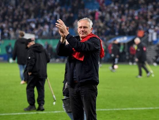 Sport Themen der Woche KW16 Fussball, Herren, Saison 2021 2022, DFB-Pokal (Halbfinale), Hamburger SV - SC Freiburg, Freiburger Jubel nach dem Abpfiff, Trainer Christian Streich (Freiburg), 19.04. 2022, *** Football, men, season 2021 2022, DFB Pokal semifinal , Hamburger SV SC Freiburg, Freiburg jubilation after the final whistle, coach Christian Streich Freiburg , 19 04 2022, Copyright: xSebastianxRäppoldx xMatthiasxKochx