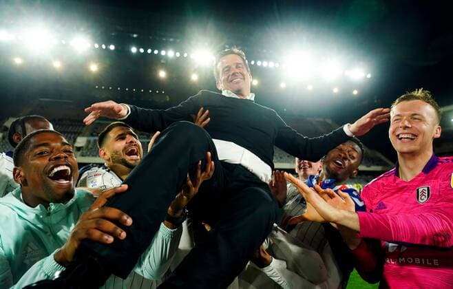 Fußball, Trainerhistorie FC Fulham von 1904 bis heute Sport Bilder des Tages Mandatory Credit: Photo by Javier Garcia Shutterstock (12894443al) Fulham Manager Marco Silva is hoisted aloft by team mates Fulham v Preston North End, EFL Sky Bet Championship, Football, Craven Cottage, London, UK - 19 Apr 2022 EDITORIAL USE ONLY No use with unauthorised audio, video, data, fixture lists, club league logos or live services. Online in-match use limited to 120 images, no video emulation. No use in betting, games or single club league player publications. Fulham v Preston North End, EFL Sky Bet Championship, Football, Craven Cottage, London, UK - 19 Apr 2022 EDITORIAL USE ONLY No use with unauthorised audio, video, data, fixture lists, club league logos or live services. Online in-match use limited to 120 images, no video emulation. No use in betting, games or single club league player publications. Copyright: xJavierxGarcia Shutterstockx 12894443al