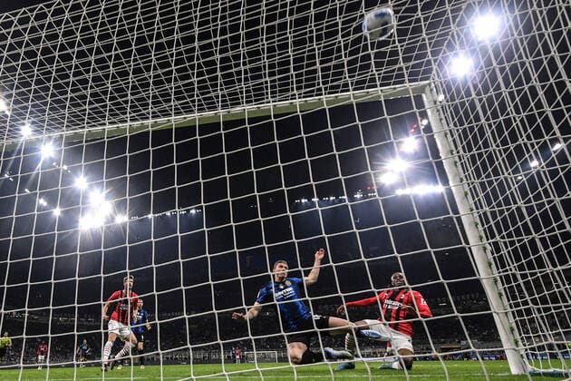 Sport Bilder des Tages FC Internazionale v AC Milan - Coppa Italia Robin Gosens of F.C. Internazionale scores goal of 3-0 during the Coppa Italia Semi Final second Leg match between FC Internazionale and AC Milan at Stadio Giuseppe Meazza on 19 April, 2022 in Milan, Italy Milan Italy  Copyright: xMichelexMaravigliax originalFilename:maraviglia-soccerco220419_npKHk.jpg