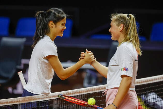 L-R.Emma Raducanu und Nastasja Schunk (GER), Handshake nach dem Training Copyright: xJuergenxHasenkopfx