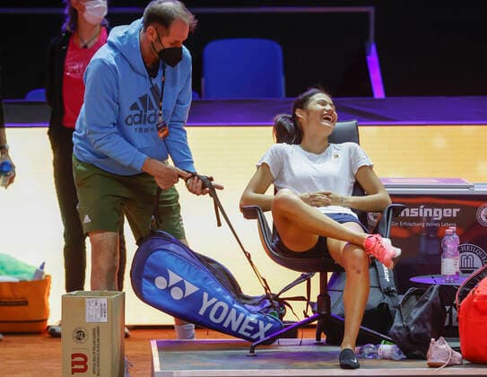 Emma Raducanu und Trainer, coach Torben Beltz, Training Tennis - Porsche Tennis Grand Prix 2022 - WTA, Tennis Damen - Porsche-Arena - Stuttgart - - Germany - 20 April 2022. Copyright: xJuergenxHasenkopfx