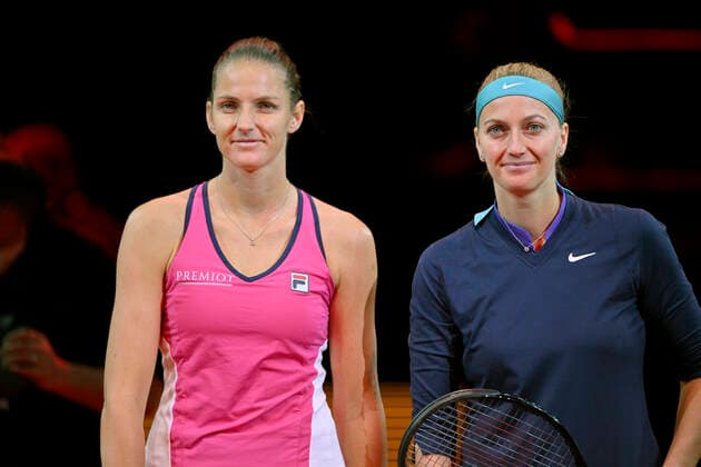 Petra Kvitova CZE (rechts) und Karolina Pliskova CZE (links) Tennis Damen Porsche-Cup Porsche Tennis Grand Prix GP Stuttgart 2022 Porsche Arena 20.04.2022 DFL REGULATIONS PROHIBIT ANY USE OF PHOTOGRAPHS AS IMAGE SEQUENCES AND OR QUASI-VIDEO Porsche Tennis Grand Prix GP Stuttgart 2022