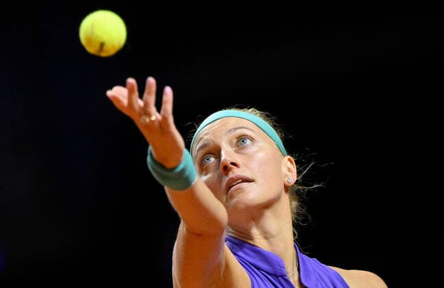 Sport Themen der Woche KW16 Sport Bilder des Tages Petra Kvitova CZE Aufschlag Aktion Tennis Damen Porsche-Cup Porsche Tennis Grand Prix GP Stuttgart 2022 Porsche Arena 20.04.2022 DFL REGULATIONS PROHIBIT ANY USE OF PHOTOGRAPHS AS IMAGE SEQUENCES AND OR QUASI-VIDEO Porsche Tennis Grand Prix GP Stuttgart 2022 *** Petra Kvitova CZE serve action tennis ladies Porsche Cup Porsche Tennis Grand Prix GP Stuttgart 2022 Porsche Arena 20 04 2022 DFL REGULATIONS PROHIBIT ANY USE OF PHOTOGRAPHS AS IMAGE SEQUENCES AND OR QUASI VIDEO Porsche Tennis Grand Prix GP Stuttgart 2022