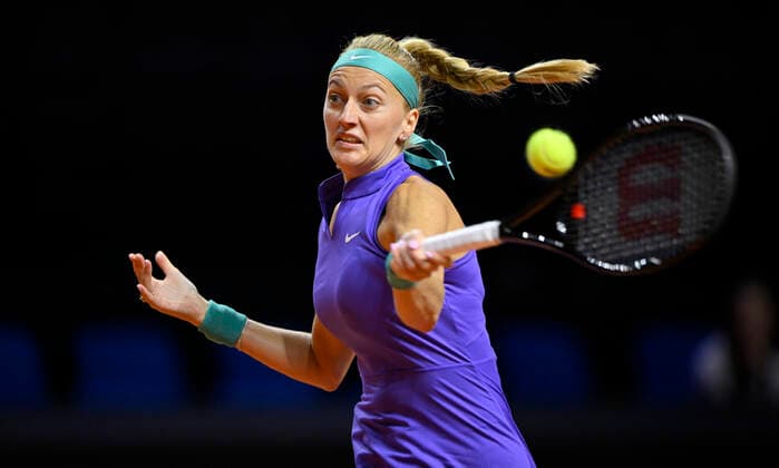 Petra Kvitova CZE Aktion Tennis Damen Porsche-Cup Porsche Tennis Grand Prix GP Stuttgart 2022 Porsche Arena 20.04.2022 DFL REGULATIONS PROHIBIT ANY USE OF PHOTOGRAPHS AS IMAGE SEQUENCES AND OR QUASI-VIDEO Porsche Tennis Grand Prix GP Stuttgart 2022