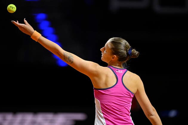 Karolina Pliskova CZE Aufschlag Aktion Tennis Damen Porsche-Cup Porsche Tennis Grand Prix GP Stuttgart 2022 Porsche Arena 20.04.2022 DFL REGULATIONS PROHIBIT ANY USE OF PHOTOGRAPHS AS IMAGE SEQUENCES AND OR QUASI-VIDEO Porsche Tennis Grand Prix GP Stuttgart 2022