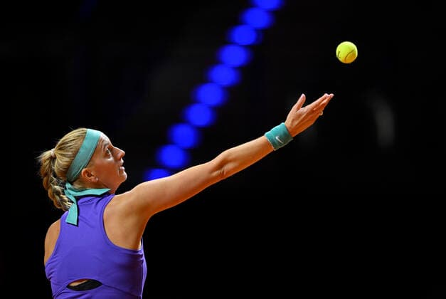 Petra Kvitova CZE Aufschlag Aktion Tennis Damen Porsche-Cup Porsche Tennis Grand Prix GP Stuttgart 2022 Porsche Arena 20.04.2022 DFL REGULATIONS PROHIBIT ANY USE OF PHOTOGRAPHS AS IMAGE SEQUENCES AND OR QUASI-VIDEO Porsche Tennis Grand Prix GP Stuttgart 2022