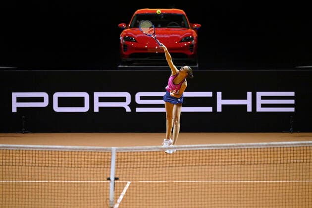 Karolina Pliskova CZE Aktion Aufschlag vor Siegerfahrzeug Porsche Taycan GTS Werbebande Porsche Logo Tennis Damen Porsche-Cup Porsche Tennis Grand Prix GP Stuttgart 2022 Porsche Arena 20.04.2022 DFL REGULATIONS PROHIBIT ANY USE OF PHOTOGRAPHS AS IMAGE SEQUENCES AND OR QUASI-VIDEO Porsche Tennis Grand Prix GP Stuttgart 2022
