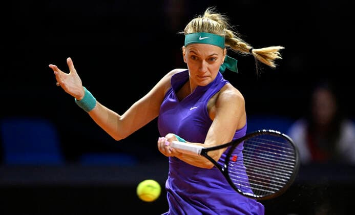 Petra Kvitova CZE Aktion Tennis Damen Porsche-Cup Porsche Tennis Grand Prix GP Stuttgart 2022 Porsche Arena 20.04.2022 DFL REGULATIONS PROHIBIT ANY USE OF PHOTOGRAPHS AS IMAGE SEQUENCES AND OR QUASI-VIDEO Porsche Tennis Grand Prix GP Stuttgart 2022