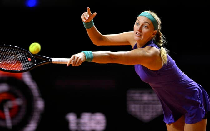 Petra Kvitova CZE Aktion Tennis Damen Porsche-Cup Porsche Tennis Grand Prix GP Stuttgart 2022 Porsche Arena 20.04.2022 DFL REGULATIONS PROHIBIT ANY USE OF PHOTOGRAPHS AS IMAGE SEQUENCES AND OR QUASI-VIDEO Porsche Tennis Grand Prix GP Stuttgart 2022