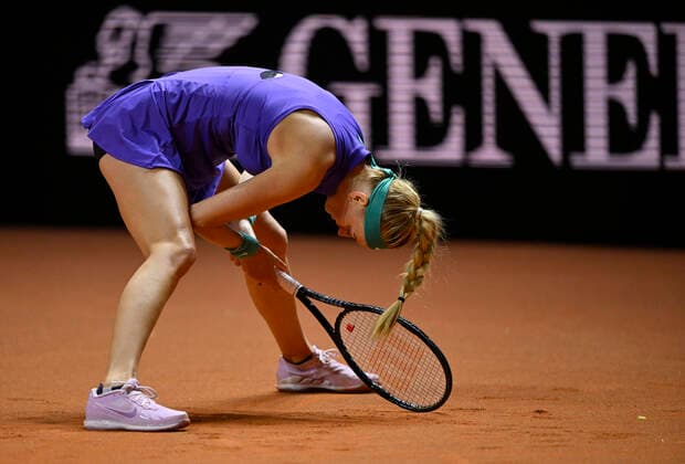 Petra Kvitova CZE entaeuscht Tennis Damen Porsche-Cup Porsche Tennis Grand Prix GP Stuttgart 2022 Porsche Arena 20.04.2022 DFL REGULATIONS PROHIBIT ANY USE OF PHOTOGRAPHS AS IMAGE SEQUENCES AND OR QUASI-VIDEO Porsche Tennis Grand Prix GP Stuttgart 2022