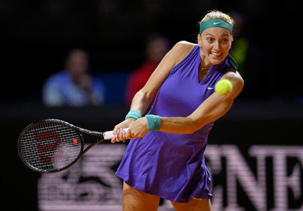 Petra Kvitova CZE Aktion Tennis Damen Porsche-Cup Porsche Tennis Grand Prix GP Stuttgart 2022 Porsche Arena 20.04.2022 DFL REGULATIONS PROHIBIT ANY USE OF PHOTOGRAPHS AS IMAGE SEQUENCES AND OR QUASI-VIDEO Porsche Tennis Grand Prix GP Stuttgart 2022