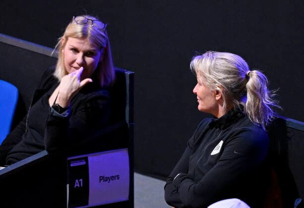 Sportliche Leiterin Anke Huber (links) im Gespraech Diskussion mit Teamchefin Barbara Rittner Tennis Damen Porsche-Cup Porsche Tennis Grand Prix GP Stuttgart 2022 Porsche Arena 20.04.2022 DFL REGULATIONS PROHIBIT ANY USE OF PHOTOGRAPHS AS IMAGE SEQUENCES AND OR QUASI-VIDEO Porsche Tennis Grand Prix GP Stuttgart 2022