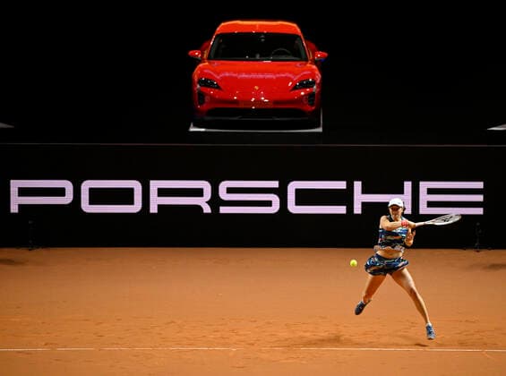Iga Swiatek POL Aktion vor Siegerfahrzeug Porsche Taycan GTS LOGO Bandenwerbung Tennis Damen Porsche-Cup Porsche Tennis Grand Prix GP Stuttgart 2022 Porsche Arena 20.04.2022 DFL REGULATIONS PROHIBIT ANY USE OF PHOTOGRAPHS AS IMAGE SEQUENCES AND OR QUASI-VIDEO Porsche Tennis Grand Prix GP Stuttgart 2022