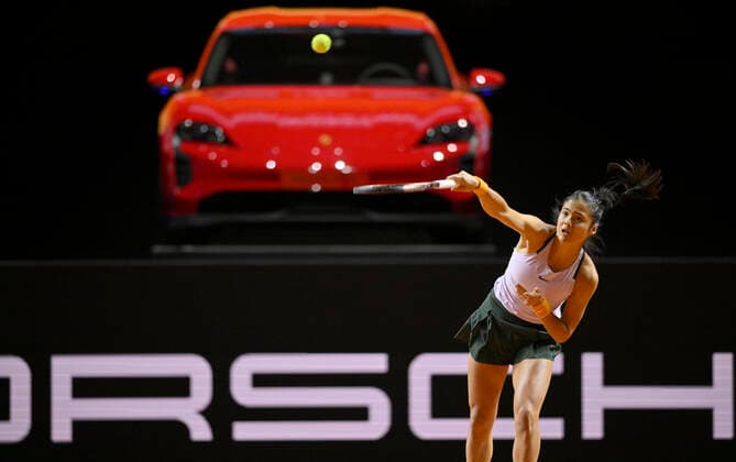 Elena Raducanu GBR Aufschlag Aktion vor Siegerfahrzeug Porsche Taycan GTS Tennis Damen Porsche-Cup Porsche Tennis Grand Prix GP Stuttgart 2022 Porsche Arena 20.04.2022 DFL REGULATIONS PROHIBIT ANY USE OF PHOTOGRAPHS AS IMAGE SEQUENCES AND OR QUASI-VIDEO Porsche Tennis Grand Prix GP Stuttgart 2022
