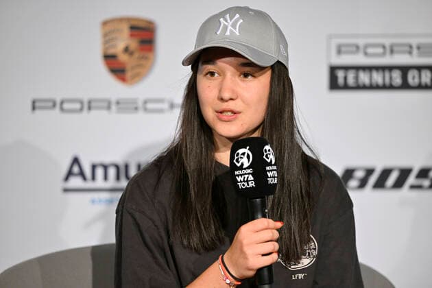 Eva Lys GER im Interview Mikrofon Mikro Logo Tennis Damen Porsche-Cup Porsche Tennis Grand Prix GP Stuttgart 2022 Porsche Arena 20.04.2022 DFL REGULATIONS PROHIBIT ANY USE OF PHOTOGRAPHS AS IMAGE SEQUENCES AND OR QUASI-VIDEO Porsche Tennis Grand Prix GP Stuttgart 2022