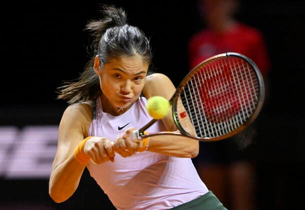 Elena Raducanu GBR Aktion Tennis Damen Porsche-Cup Porsche Tennis Grand Prix GP Stuttgart 2022 Porsche Arena 20.04.2022 DFL REGULATIONS PROHIBIT ANY USE OF PHOTOGRAPHS AS IMAGE SEQUENCES AND OR QUASI-VIDEO Porsche Tennis Grand Prix GP Stuttgart 2022