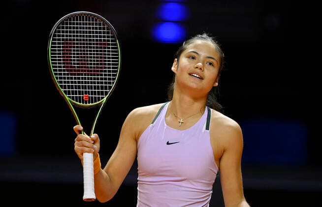 Elena Raducanu GBR Jubel Freude Emotion Freude ueber Matchgewinn Tennis Damen Porsche-Cup Porsche Tennis Grand Prix GP Stuttgart 2022 Porsche Arena 20.04.2022 DFL REGULATIONS PROHIBIT ANY USE OF PHOTOGRAPHS AS IMAGE SEQUENCES AND OR QUASI-VIDEO Porsche Tennis Grand Prix GP Stuttgart 2022