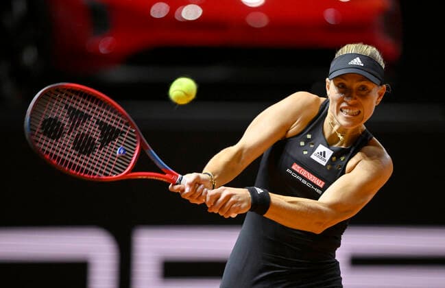 Angelique Kerber GER Aktion vor Siegerfahrzeug Porsche Taycan GTS Tennis Damen Porsche-Cup Porsche Tennis Grand Prix GP Stuttgart 2022 Porsche Arena 20.04.2022 DFL REGULATIONS PROHIBIT ANY USE OF PHOTOGRAPHS AS IMAGE SEQUENCES AND OR QUASI-VIDEO Porsche Tennis Grand Prix GP Stuttgart 2022