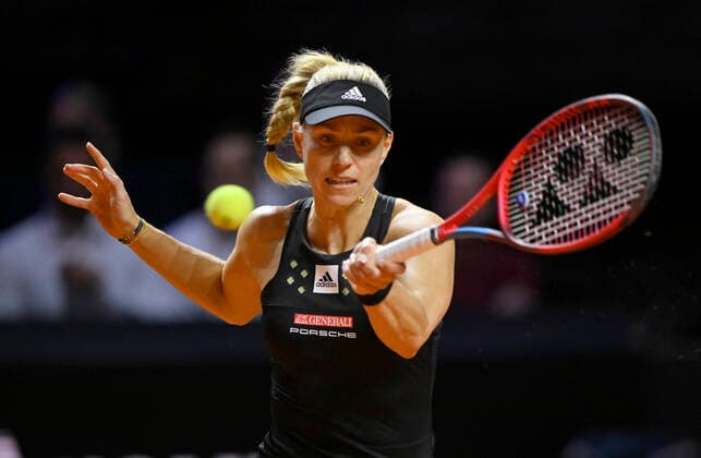 Angelique Kerber GER Aktion Tennis Damen Porsche-Cup Porsche Tennis Grand Prix GP Stuttgart 2022 Porsche Arena 20.04.2022 DFL REGULATIONS PROHIBIT ANY USE OF PHOTOGRAPHS AS IMAGE SEQUENCES AND OR QUASI-VIDEO Porsche Tennis Grand Prix GP Stuttgart 2022