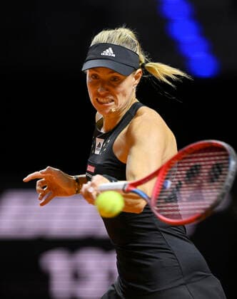 Angelique Kerber GER Aktion Tennis Damen Porsche-Cup Porsche Tennis Grand Prix GP Stuttgart 2022 Porsche Arena 20.04.2022 DFL REGULATIONS PROHIBIT ANY USE OF PHOTOGRAPHS AS IMAGE SEQUENCES AND OR QUASI-VIDEO Porsche Tennis Grand Prix GP Stuttgart 2022
