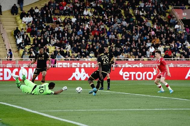 But - Aleksandr Golovin (AS Monaco) - Walter Benitez (OGC Nice) FOOTBALL : AS Monaco vs OGC Nice - Ligue 1 Uber Eats - Monaco - 20 04 2022 NorbertScanella Panoramic 
