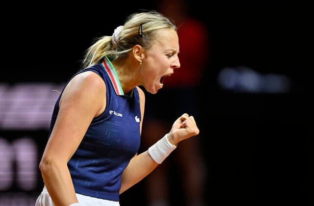 Anett Kontaveit EST Jubel Freude Emotion Tennis Damen Porsche-Cup Porsche Tennis Grand Prix GP Stuttgart 2022 Porsche Arena 20.04.2022 DFL REGULATIONS PROHIBIT ANY USE OF PHOTOGRAPHS AS IMAGE SEQUENCES AND OR QUASI-VIDEO Porsche Tennis Grand Prix GP Stuttgart 2022