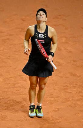 Angelique Kerber GER enttaeuscht Tennis Damen Porsche-Cup Porsche Tennis Grand Prix GP Stuttgart 2022 Porsche Arena 20.04.2022 DFL REGULATIONS PROHIBIT ANY USE OF PHOTOGRAPHS AS IMAGE SEQUENCES AND OR QUASI-VIDEO Porsche Tennis Grand Prix GP Stuttgart 2022