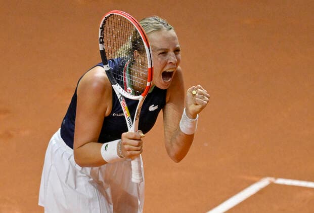 Anett Kontaveit EST Jubel Freude Emotion Tennis Damen Porsche-Cup Porsche Tennis Grand Prix GP Stuttgart 2022 Porsche Arena 20.04.2022 DFL REGULATIONS PROHIBIT ANY USE OF PHOTOGRAPHS AS IMAGE SEQUENCES AND OR QUASI-VIDEO Porsche Tennis Grand Prix GP Stuttgart 2022