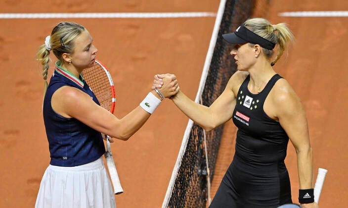 Angelique Kerber GER gratuliert Anett Kontaveit EST zum Sieg Gestik Geste Tennis Damen Porsche-Cup Porsche Tennis Grand Prix GP Stuttgart 2022 Porsche Arena 20.04.2022 DFL REGULATIONS PROHIBIT ANY USE OF PHOTOGRAPHS AS IMAGE SEQUENCES AND OR QUASI-VIDEO Porsche Tennis Grand Prix GP Stuttgart 2022