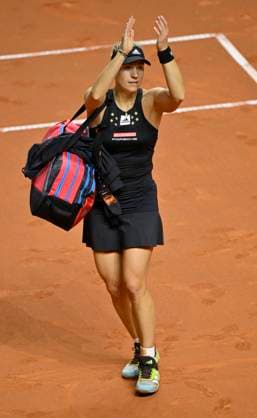 Angelique Kerber GER verlaesst Court enttaeuscht bedankt sich bei Zuschauern Fans Tennis Damen Porsche-Cup Porsche Tennis Grand Prix GP Stuttgart 2022 Porsche Arena 20.04.2022 DFL REGULATIONS PROHIBIT ANY USE OF PHOTOGRAPHS AS IMAGE SEQUENCES AND OR QUASI-VIDEO Porsche Tennis Grand Prix GP Stuttgart 2022