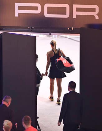 Angelique Kerber GER verlaesst Court enttaeuscht Tennis Damen Porsche-Cup Porsche Tennis Grand Prix GP Stuttgart 2022 Porsche Arena 20.04.2022 DFL REGULATIONS PROHIBIT ANY USE OF PHOTOGRAPHS AS IMAGE SEQUENCES AND OR QUASI-VIDEO Porsche Tennis Grand Prix GP Stuttgart 2022