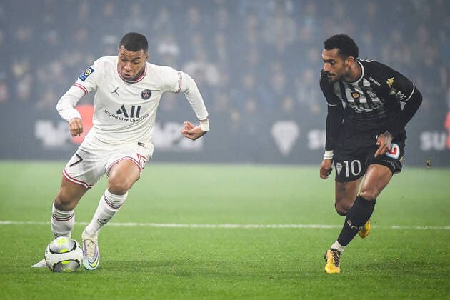 April 20, 2022, Angers, France, France: Kylian MBAPPE of PSG and Angelo FULGINI of Angers during the Ligue 1 match between Angers SCO and Paris Saint-Germain (PSG) at Raymond-Kopa stadium on April 20, 2022 in Angers, France. Angers France - ZUMAm308 20220420_zsp_m308_001 Copyright: xMatthieuxMirvillex