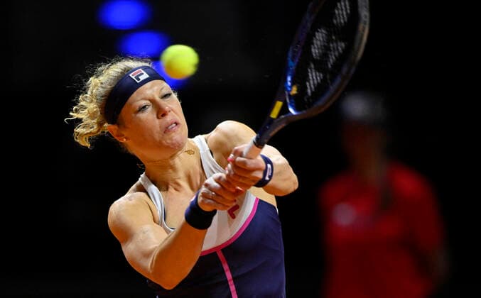 Laura Siegemund GER Aktion Tennis Damen Porsche-Cup Porsche Tennis Grand Prix GP Stuttgart 2022 Porsche Arena 20.04.2022 DFL REGULATIONS PROHIBIT ANY USE OF PHOTOGRAPHS AS IMAGE SEQUENCES AND OR QUASI-VIDEO Porsche Tennis Grand Prix GP Stuttgart 2022