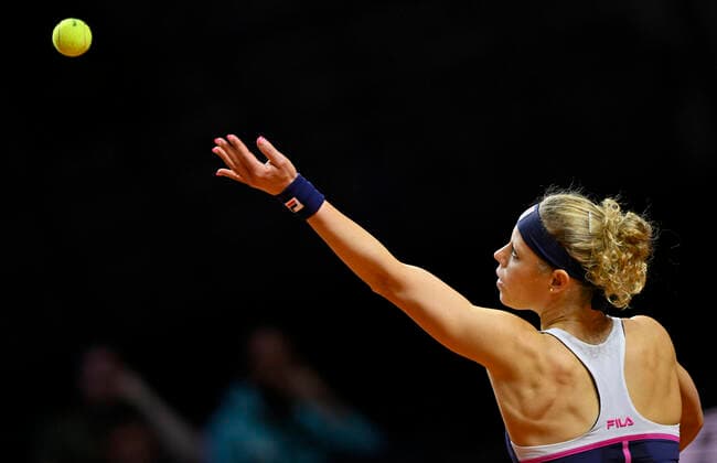 Laura Siegemund GER Aktion Aufschlag Tennis Damen Porsche-Cup Porsche Tennis Grand Prix GP Stuttgart 2022 Porsche Arena 20.04.2022 DFL REGULATIONS PROHIBIT ANY USE OF PHOTOGRAPHS AS IMAGE SEQUENCES AND OR QUASI-VIDEO Porsche Tennis Grand Prix GP Stuttgart 2022