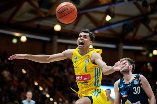 Bilder des Jahres 2022, Sport 04 April Sport Themen der Woche KW16 Oscar da Silva (Alba Berlin) am Ball aergert sich, GER, HAKRO Merlins Crailsheim vs. ALBA Berlin, Basketball BBL Bundesliga, 12. Spieltag, 20.04.2022, Spielzeit 2021 2022 GER, HAKRO Merlins Crailsheim vs. ALBA Berlin, Basketball BBL Bundesliga, 12. Spieltag, 20.04.2022, Spielzeit 2021 2022 *** Oscar da Silva Alba Berlin on the ball aergert, GER, HAKRO Merlins Crailsheim vs ALBA Berlin, Basketball BBL Bundesliga, 12 Spieltag, 20 04 2022, Spielzeit 2021 2022 GER, HAKRO Merlins Crailsheim vs ALBA Berlin, Basketball BBL Bundesliga, 12 Spieltag, 20 04 2022, Spielzeit 2021 2022 Copyright: xEibner Memmlerx EP_MMR