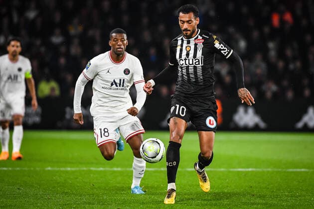 April 20, 2022, Angers, France, France: Georginio WIJNALDUM of PSG and Angelo FULGINI of Angers during the Ligue 1 match between Angers SCO and Paris Saint-Germain (PSG) at Raymond-Kopa stadium on April 20, 2022 in Angers, France. Angers France - ZUMAm308 20220420_zsp_m308_005 Copyright: xMatthieuxMirvillex